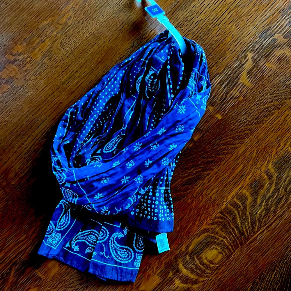 GAP scarf